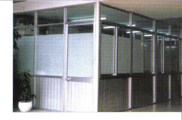 Vách ngăn nhôm kính  1( Giá : 500.000 /m2)