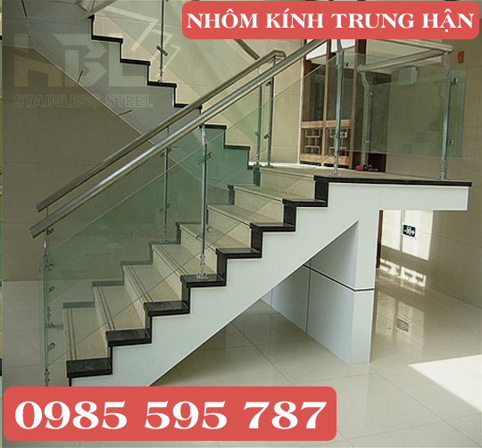 Cầu thang kính cường lực 2